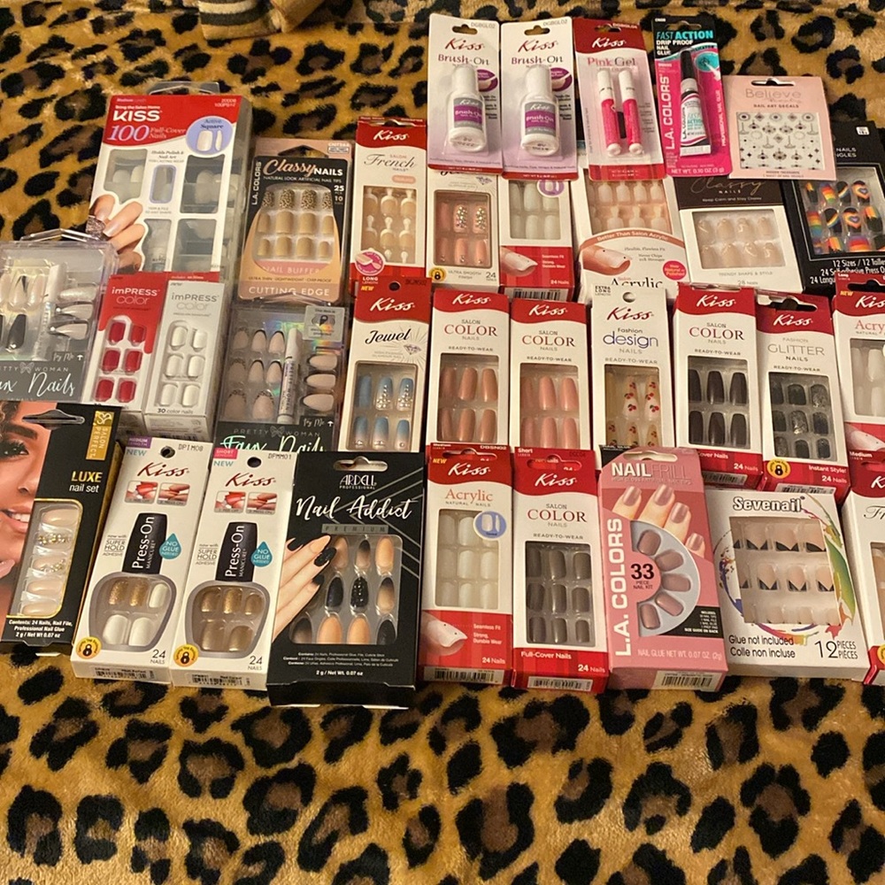 Press on/Glue on nails
